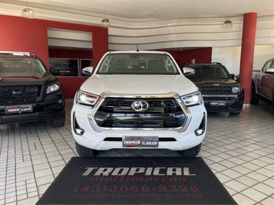 TOYOTA HILUX 2.8 D-4D TURBO DIESEL CD SRX 4X4 AUTOMÁTICO TOYOTA HILUX 2.8 D-4D TURBO DIESEL CD SRX 4X4 AUTOMÁTICO